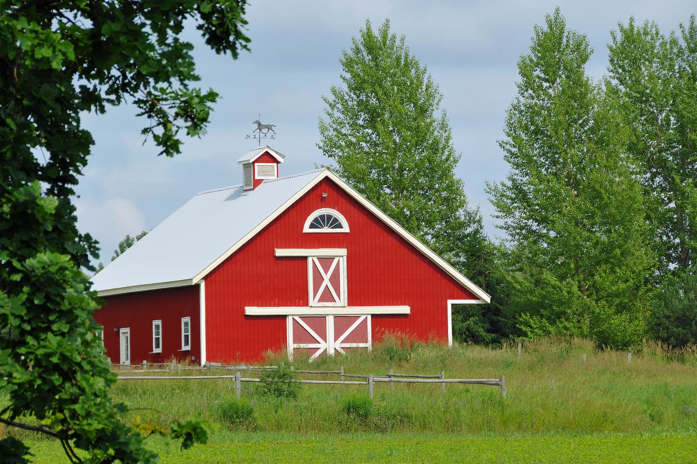 A red and white barn in the Annapolis Valley